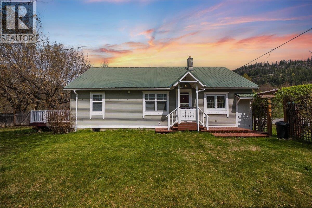 501 Arthur Street, Slocan, British Columbia
