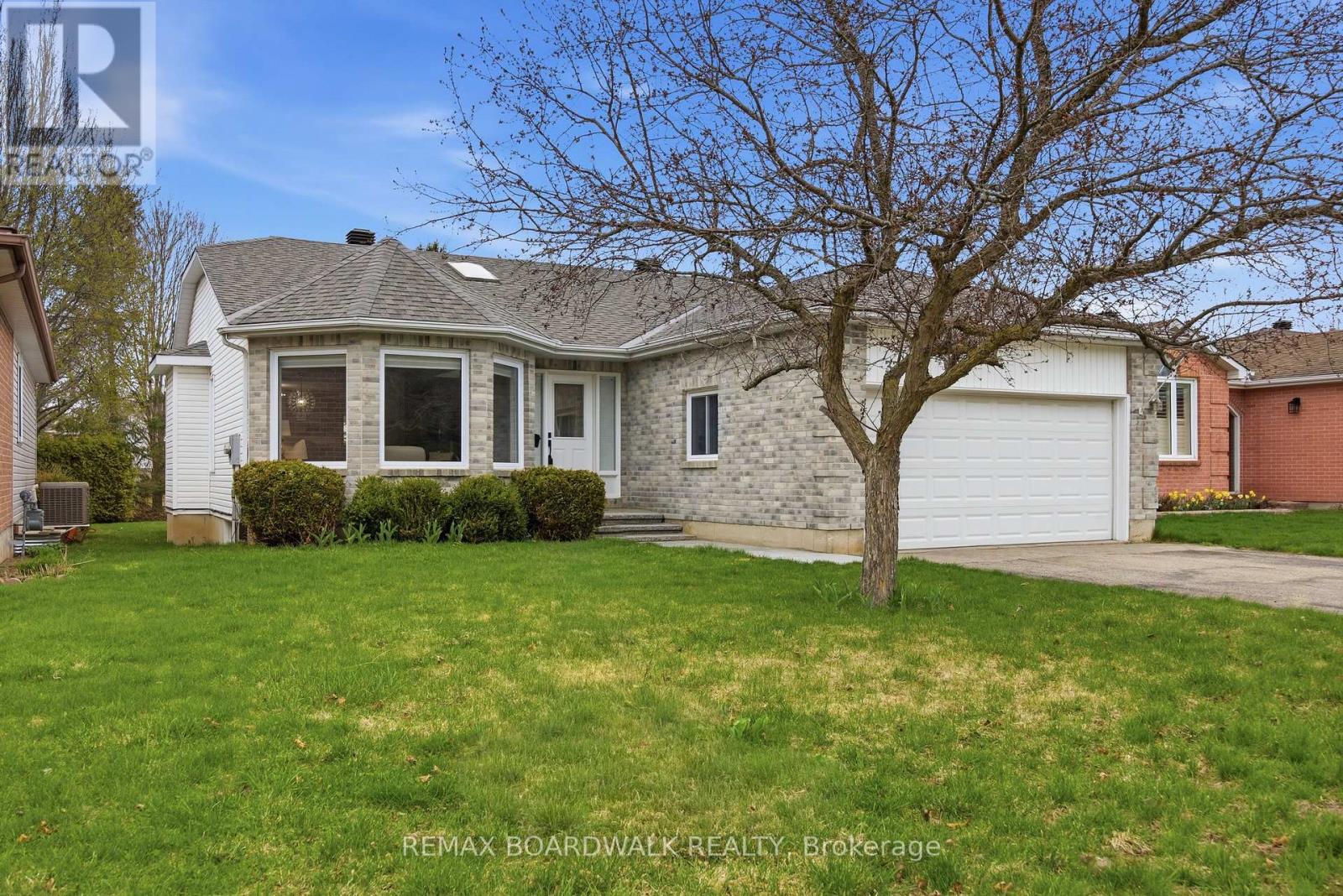33 TREELAWN BOULEVARD, Perth, Ontario