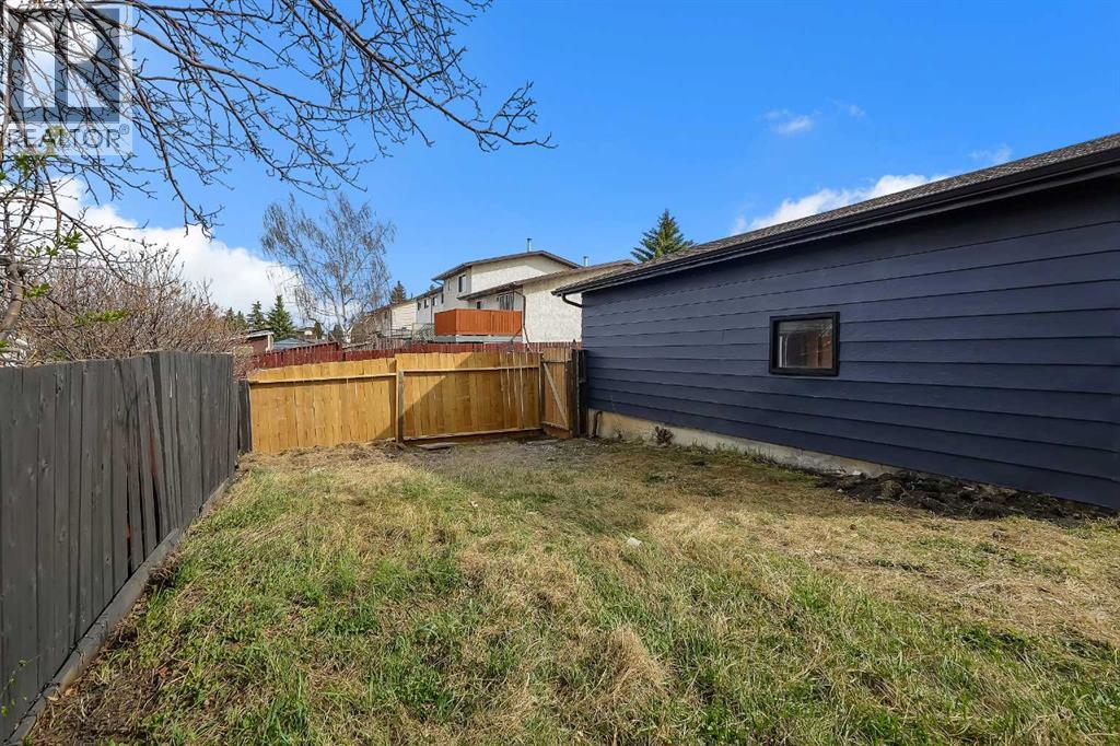 24 Bermuda Street NW, Calgary, Alberta  T3K 1G6 - Photo 34 - A2307906