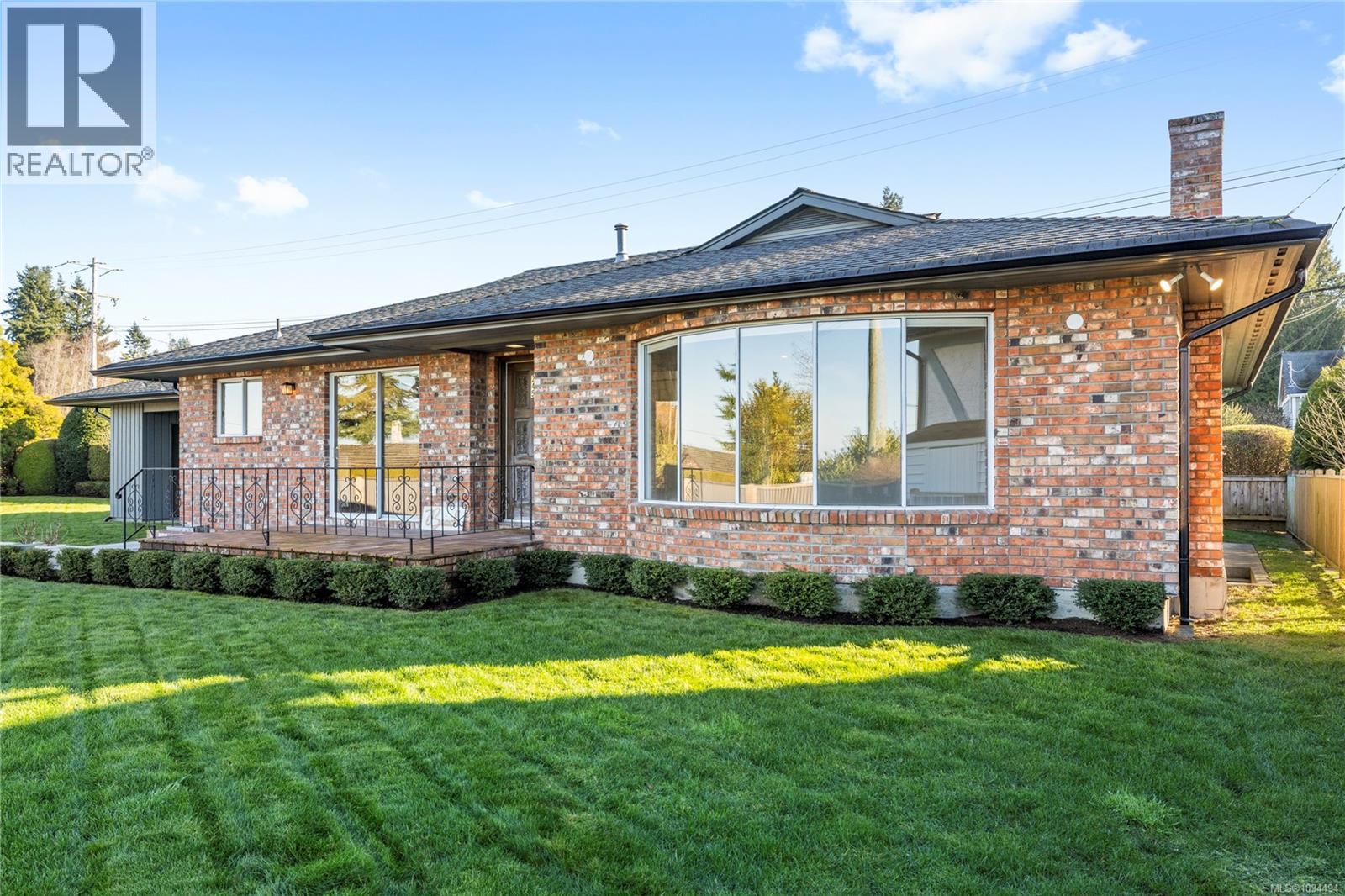 245 Elizabeth Ave, Qualicum Beach, British Columbia