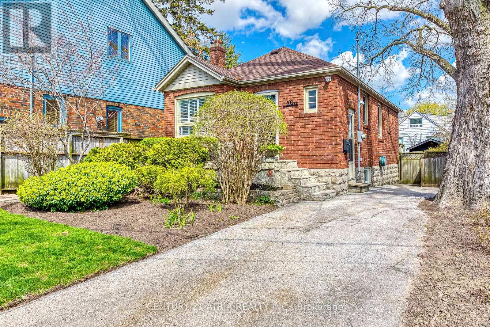 20 1/2 EAST ROAD, Toronto, Ontario