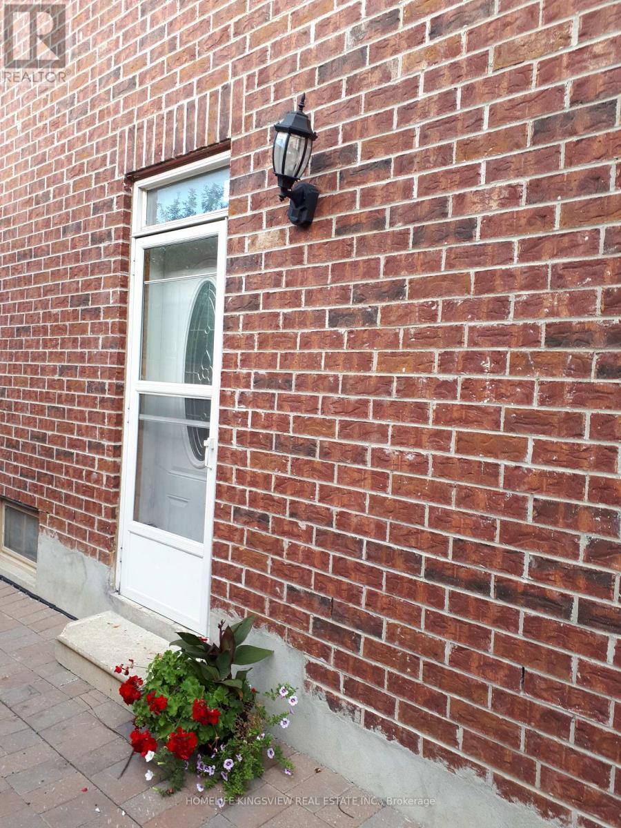 18 Corvette Avenue, Toronto, Ontario  M1K 3E8 - Photo 3 - E13084432