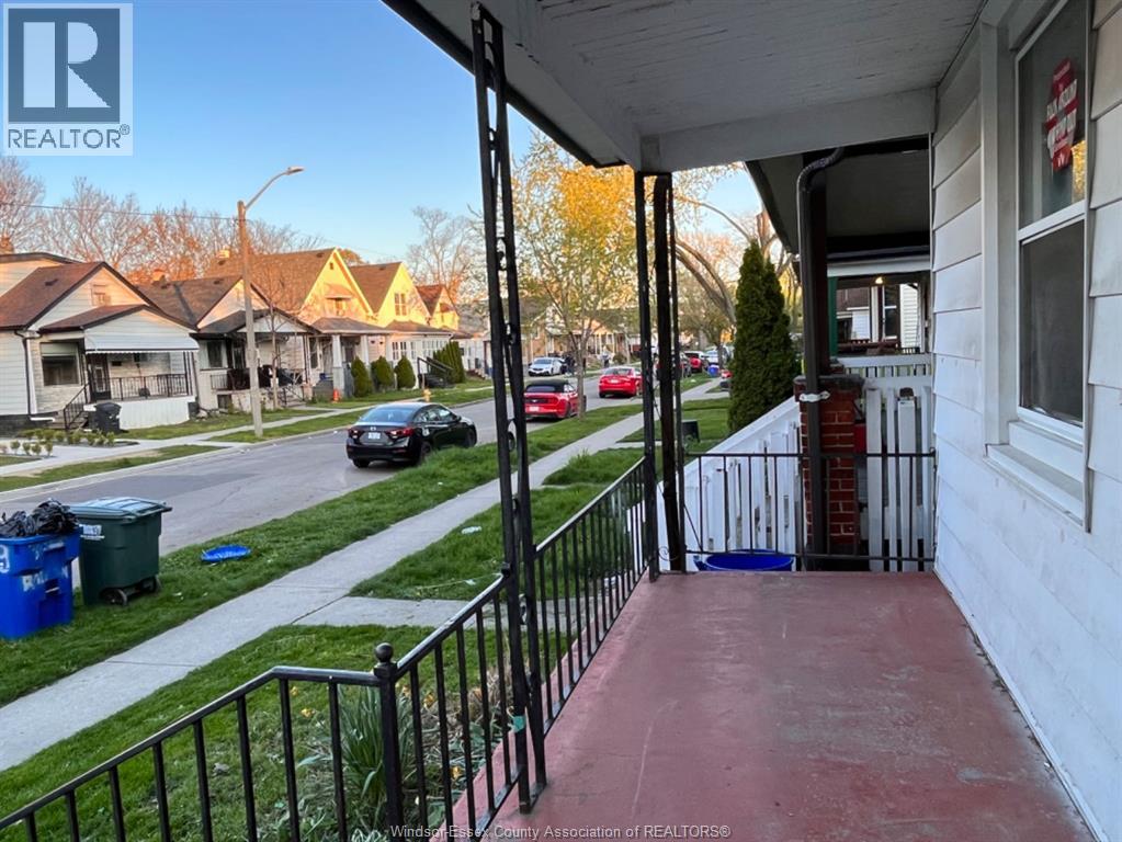 383 Bridge, Windsor, Ontario  N9B 2M3 - Photo 2 - 26010105