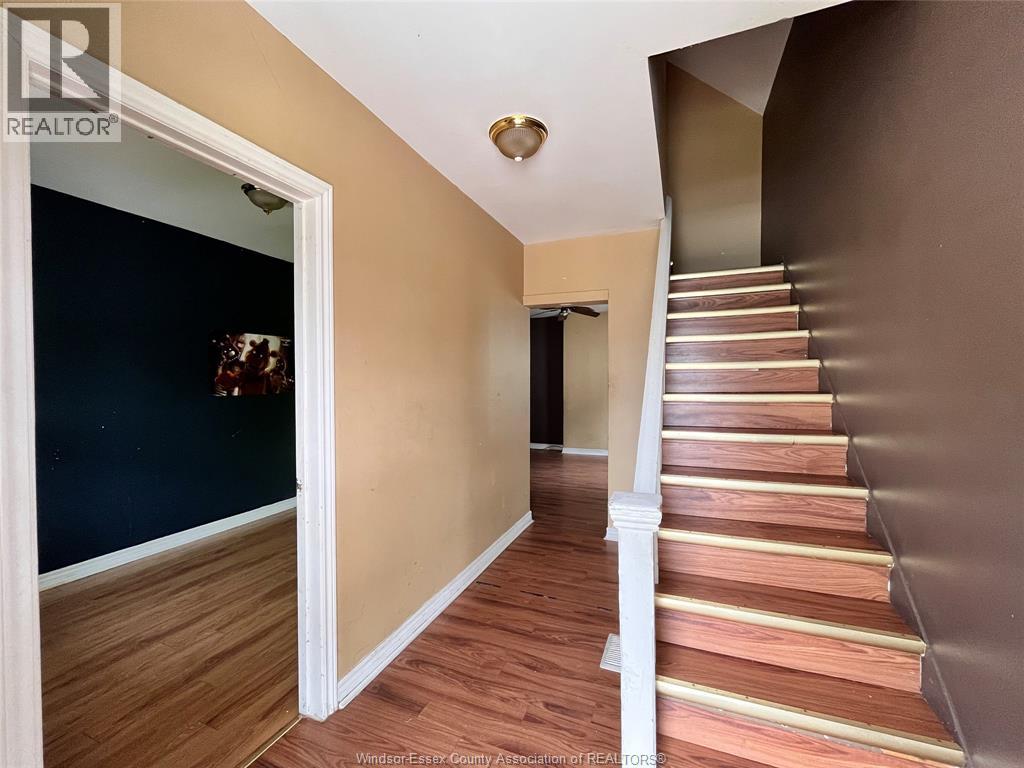 383 Bridge, Windsor, Ontario  N9B 2M3 - Photo 3 - 26010105