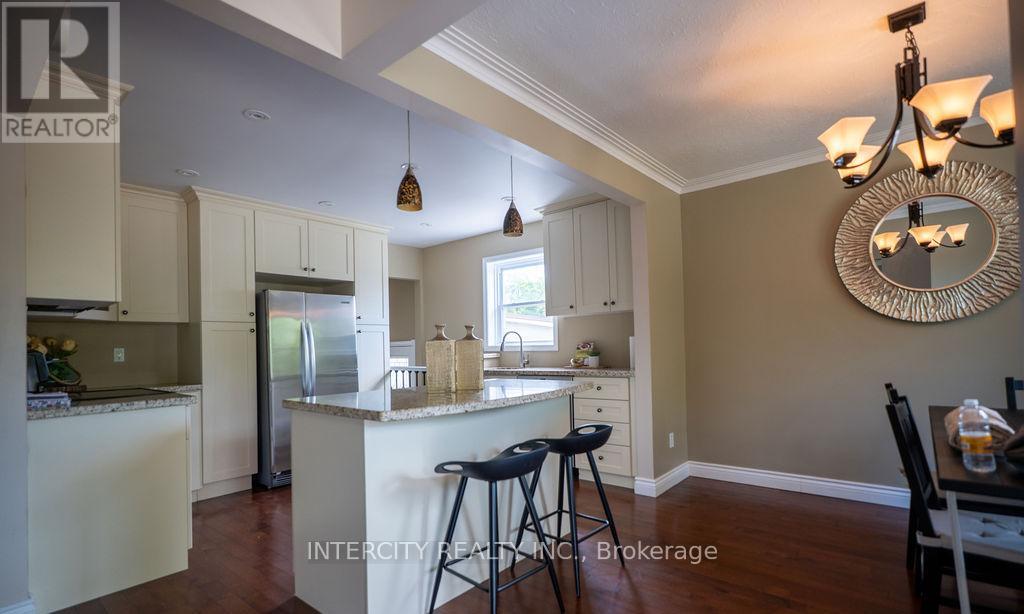 631 Trudale Court, Oakville, Ontario  L6L 4H2 - Photo 2 - W13084456