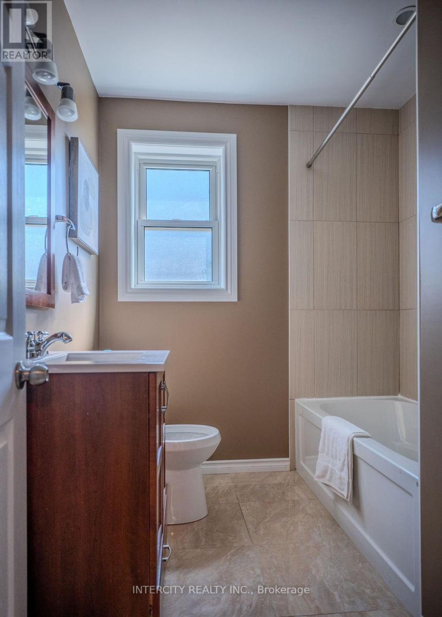 631 Trudale Court, Oakville, Ontario  L6L 4H2 - Photo 26 - W13084456