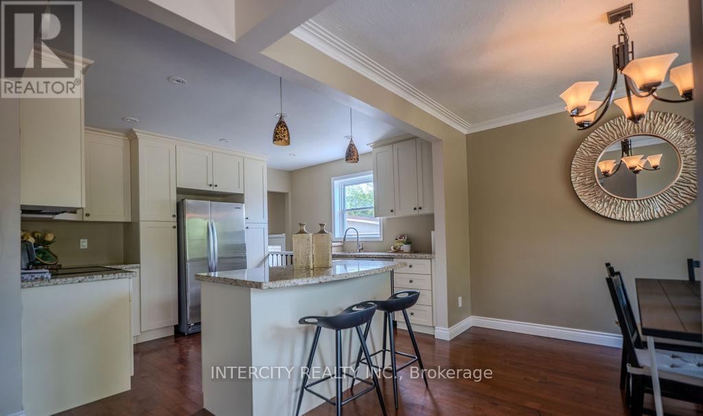 631 Trudale Court, Oakville, Ontario  L6L 4H2 - Photo 3 - W13084456