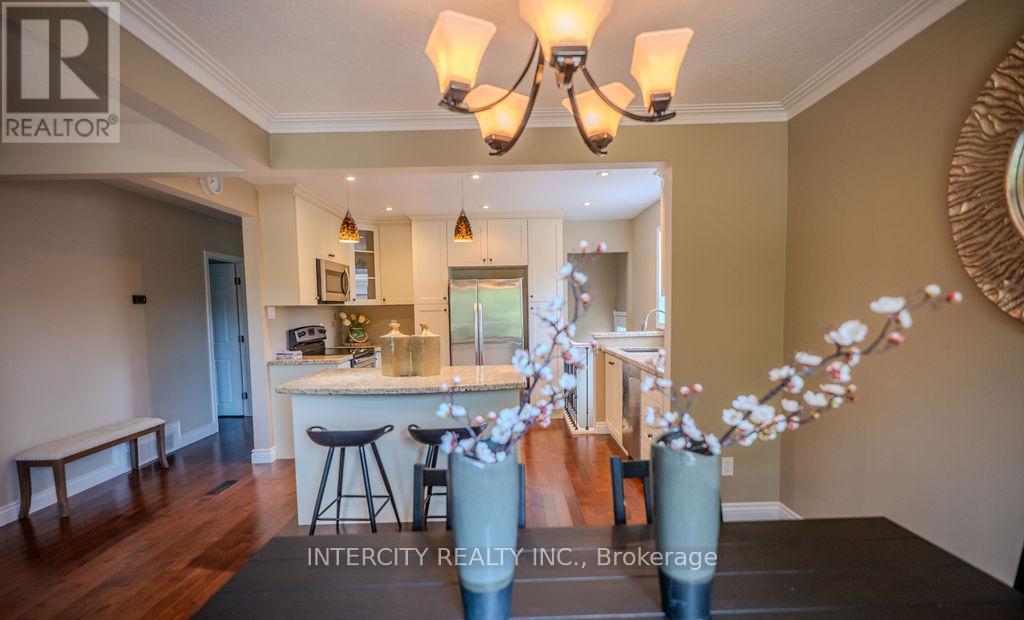 631 Trudale Court, Oakville, Ontario  L6L 4H2 - Photo 4 - W13084456