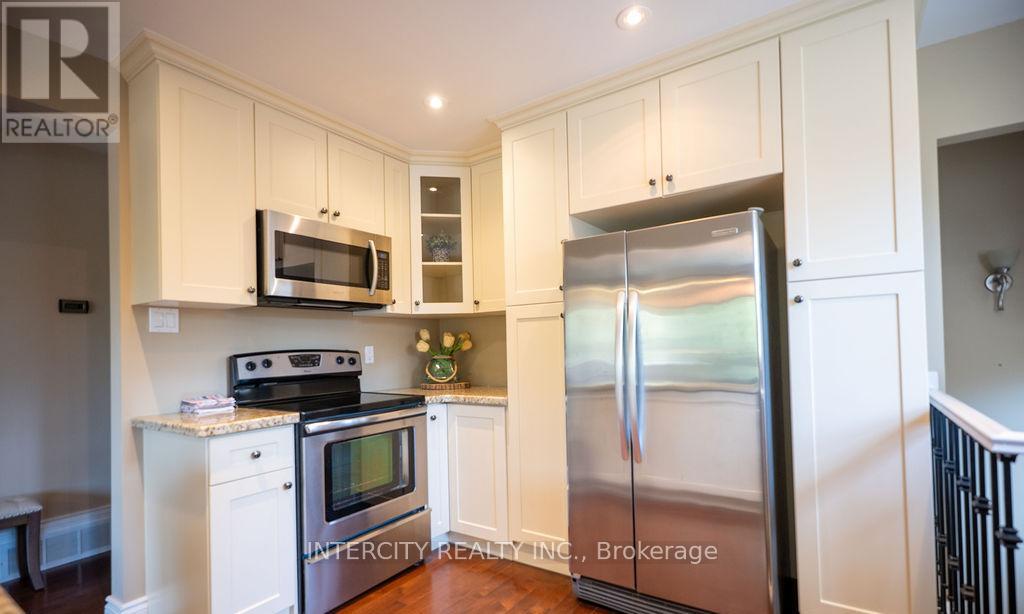 631 Trudale Court, Oakville, Ontario  L6L 4H2 - Photo 5 - W13084456