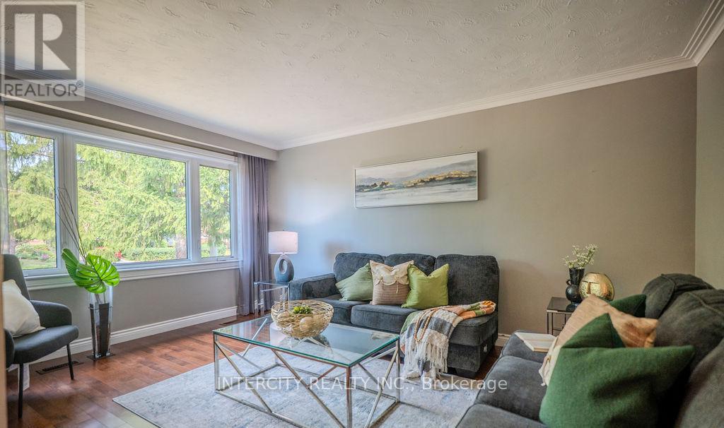 631 Trudale Court, Oakville, Ontario  L6L 4H2 - Photo 7 - W13084456
