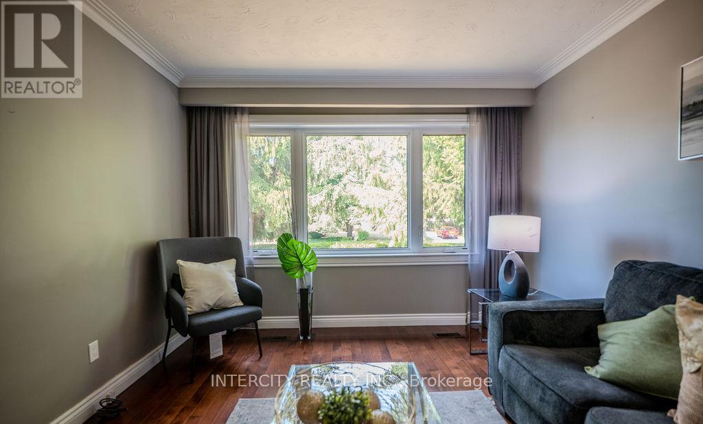 631 Trudale Court, Oakville, Ontario  L6L 4H2 - Photo 8 - W13084456