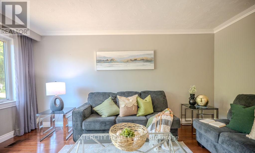 631 Trudale Court, Oakville, Ontario  L6L 4H2 - Photo 9 - W13084456