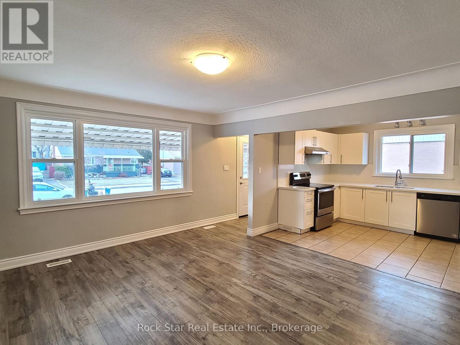 313 East 33rd Street, Hamilton, Ontario  L8V 3T9 - Photo 3 - X13084772