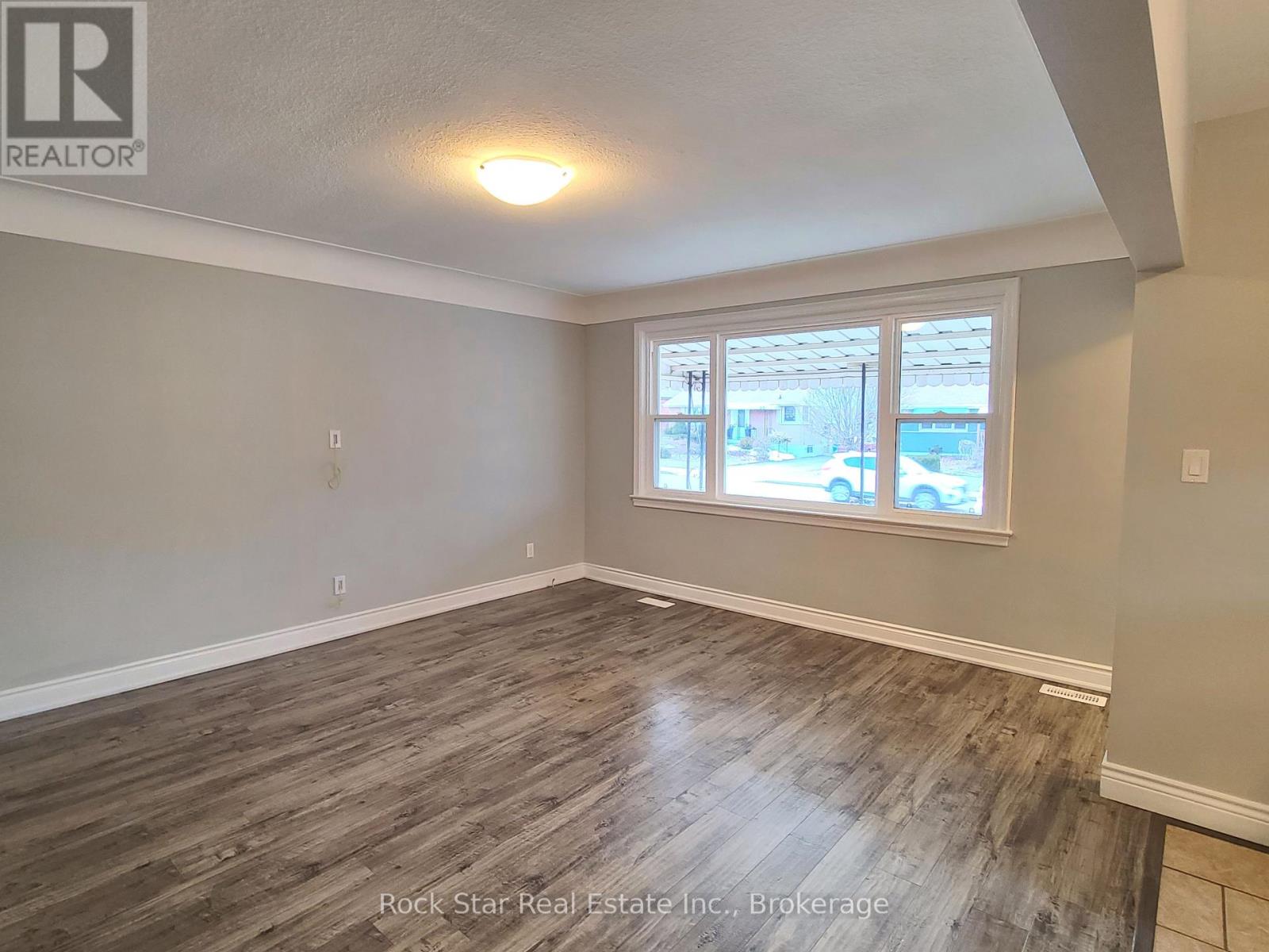 313 East 33rd Street, Hamilton, Ontario  L8V 3T9 - Photo 5 - X13084772