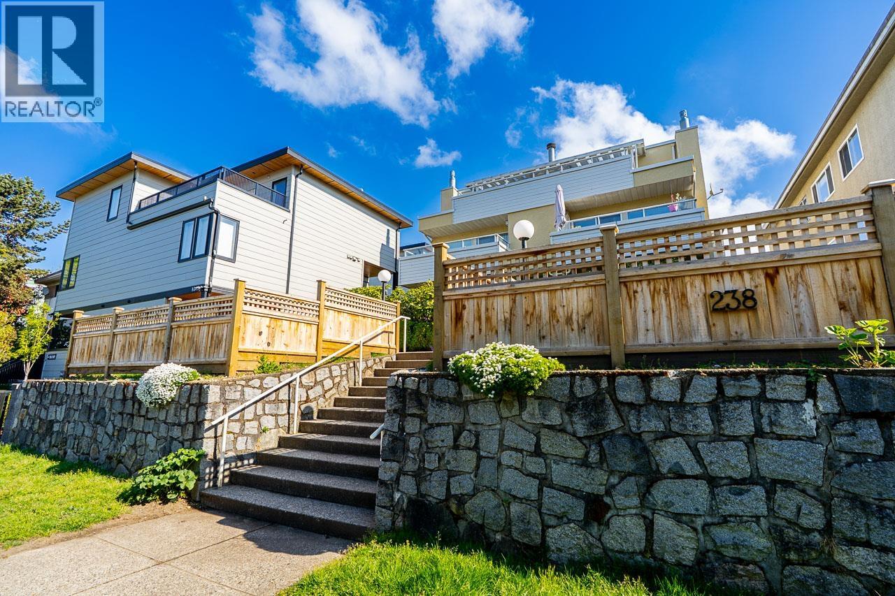 238 W 4th Street, North Vancouver, British Columbia  V7M 1H7 - Photo 3 - R3119438