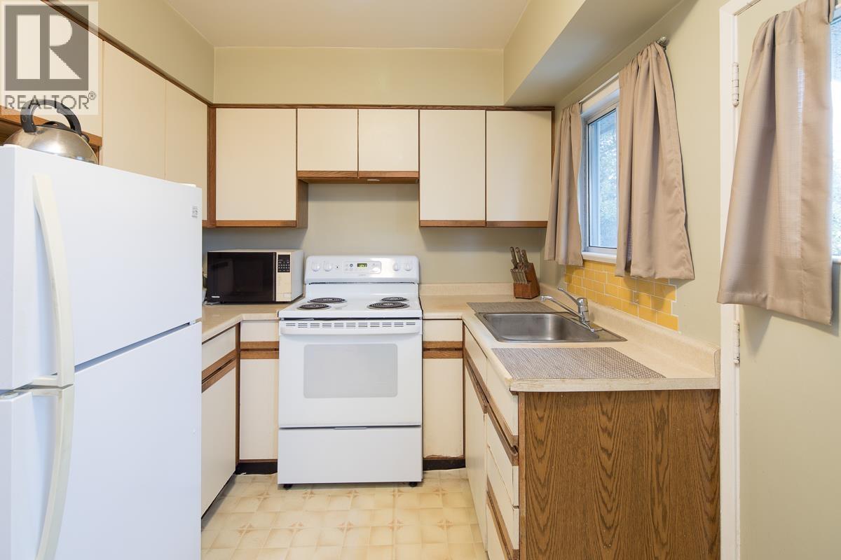 Listing Picture 10 of 38 : 6120 HALIFAX STREET, Burnaby / 本拿比 - 魯藝地產 Yvonne Lu Group - MLS Medallion Club Member