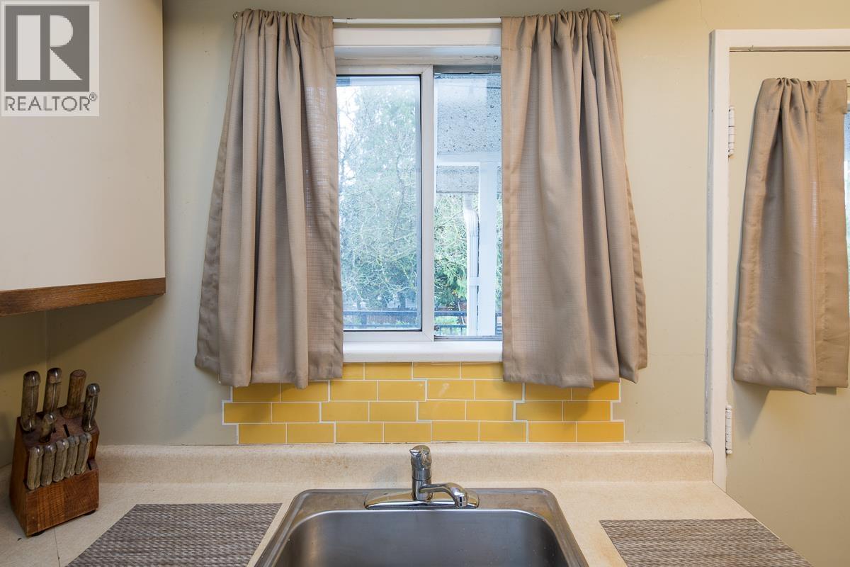 Listing Picture 11 of 38 : 6120 HALIFAX STREET, Burnaby / 本拿比 - 魯藝地產 Yvonne Lu Group - MLS Medallion Club Member