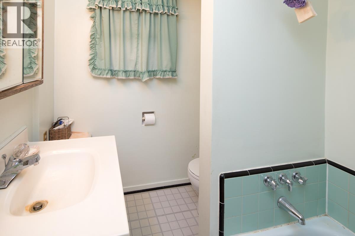 Listing Picture 24 of 38 : 6120 HALIFAX STREET, Burnaby / 本拿比 - 魯藝地產 Yvonne Lu Group - MLS Medallion Club Member