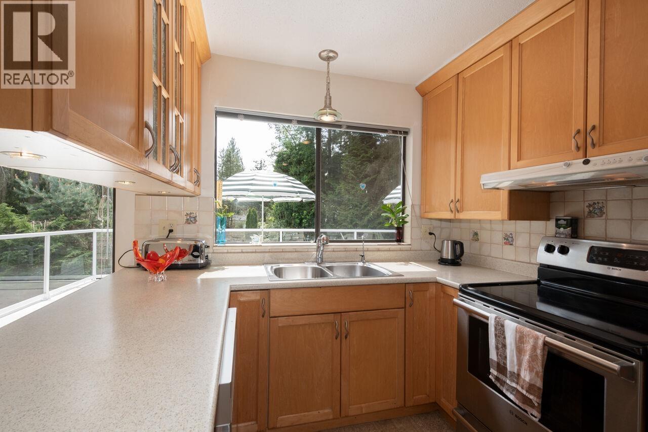 4057 Violet Street, North Vancouver, British Columbia  V7G 1E4 - Photo 11 - R3119441