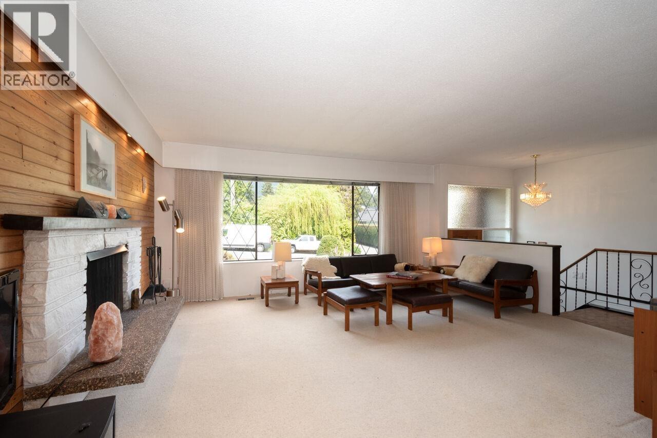 4057 Violet Street, North Vancouver, British Columbia  V7G 1E4 - Photo 6 - R3119441