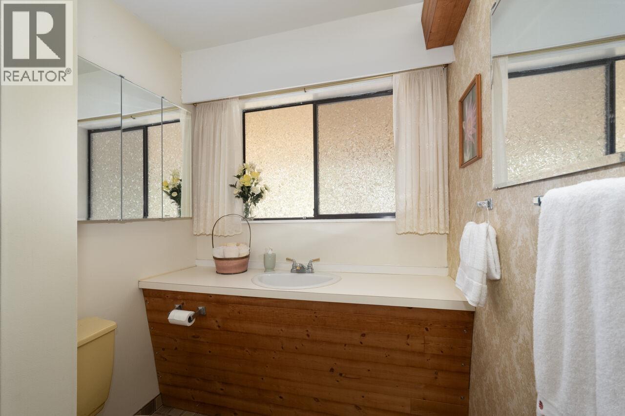 4057 Violet Street, North Vancouver, British Columbia  V7G 1E4 - Photo 32 - R3119441