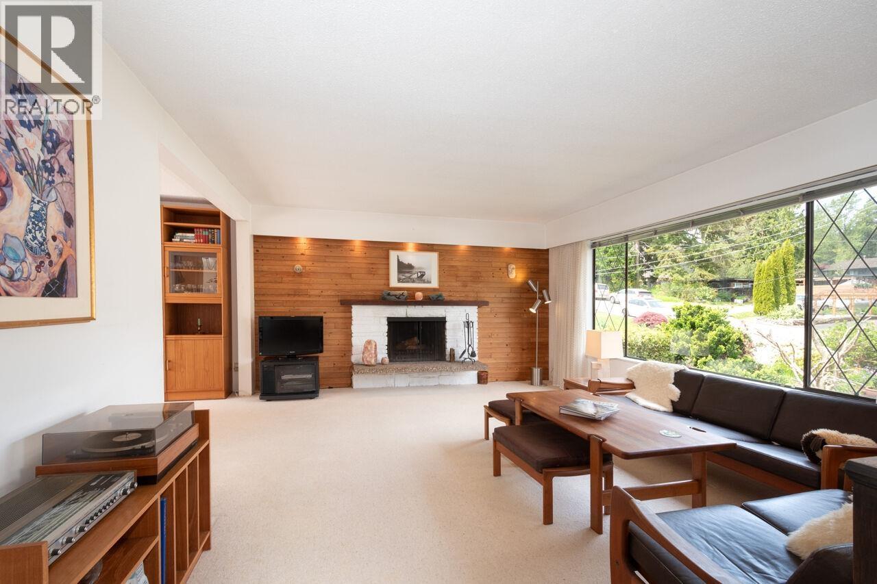 4057 Violet Street, North Vancouver, British Columbia  V7G 1E4 - Photo 4 - R3119441