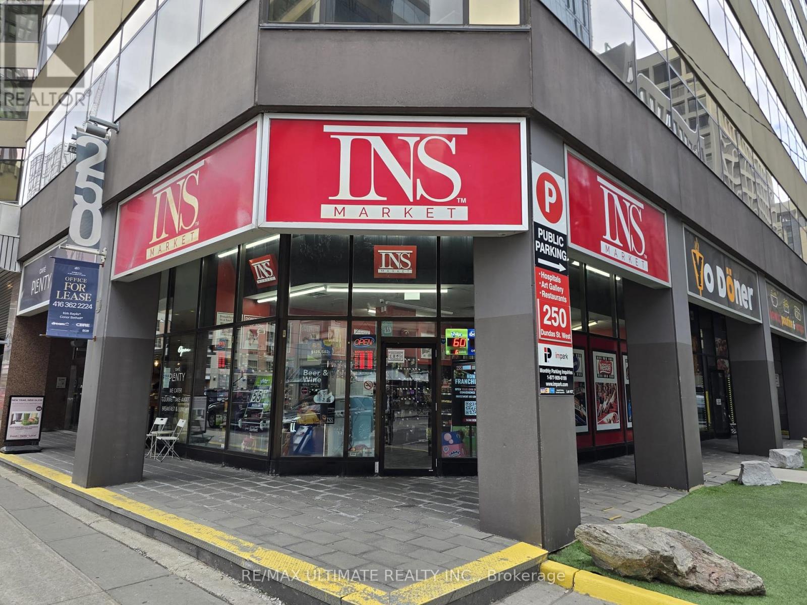 250 DUNDAS STREET W, Toronto, Ontario