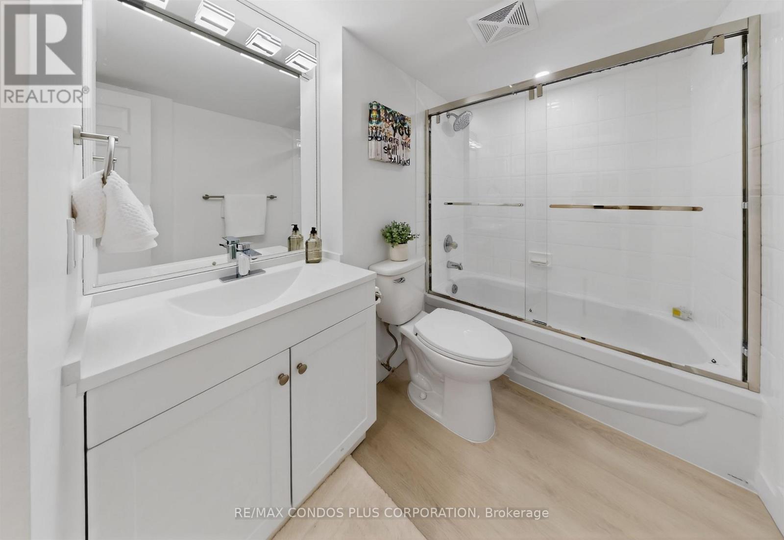 1601 - 736 Bay Street, Toronto, Ontario  M5G 2M4 - Photo 17 - C13084696