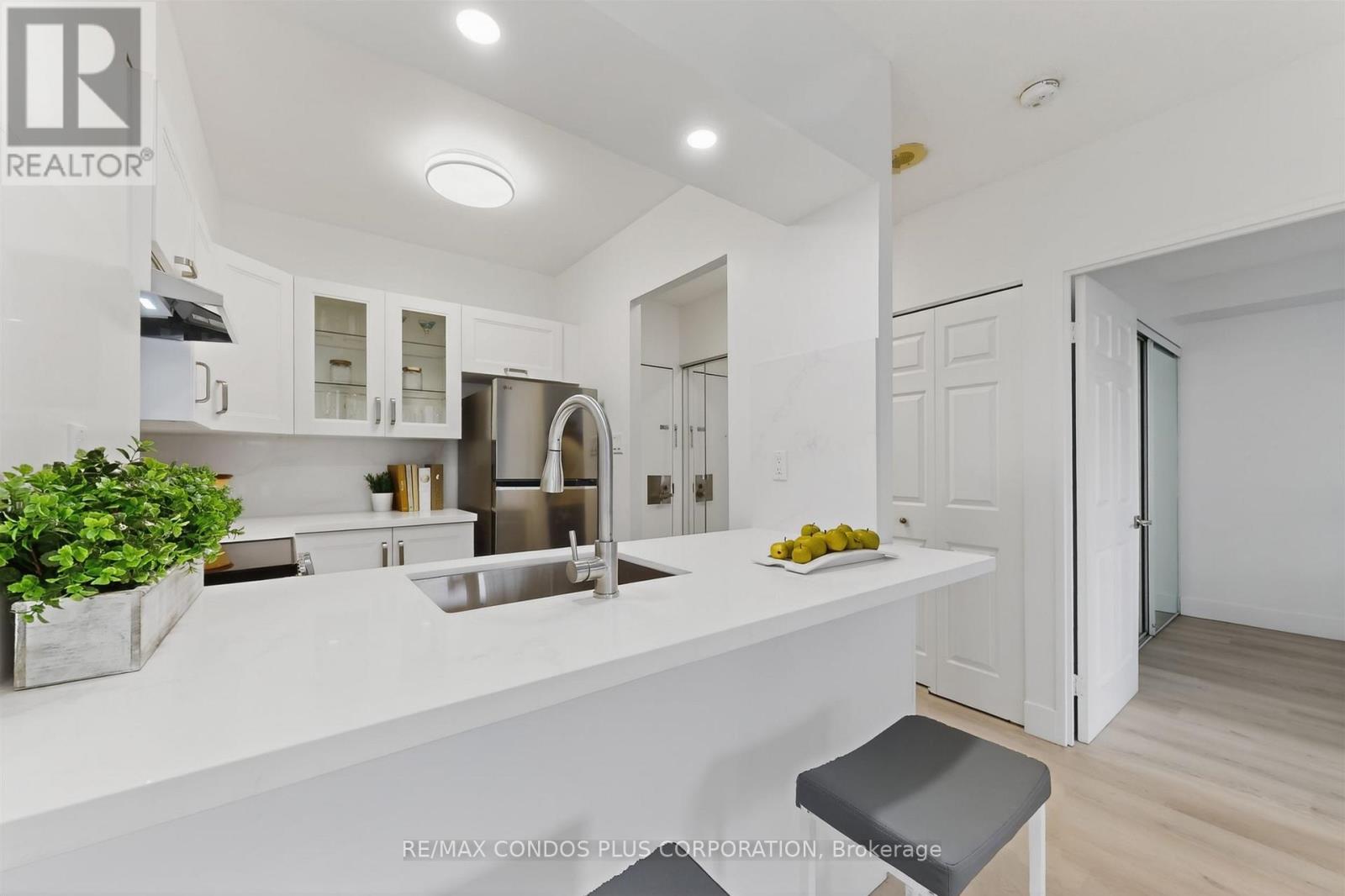 1601 - 736 Bay Street, Toronto, Ontario  M5G 2M4 - Photo 3 - C13084696