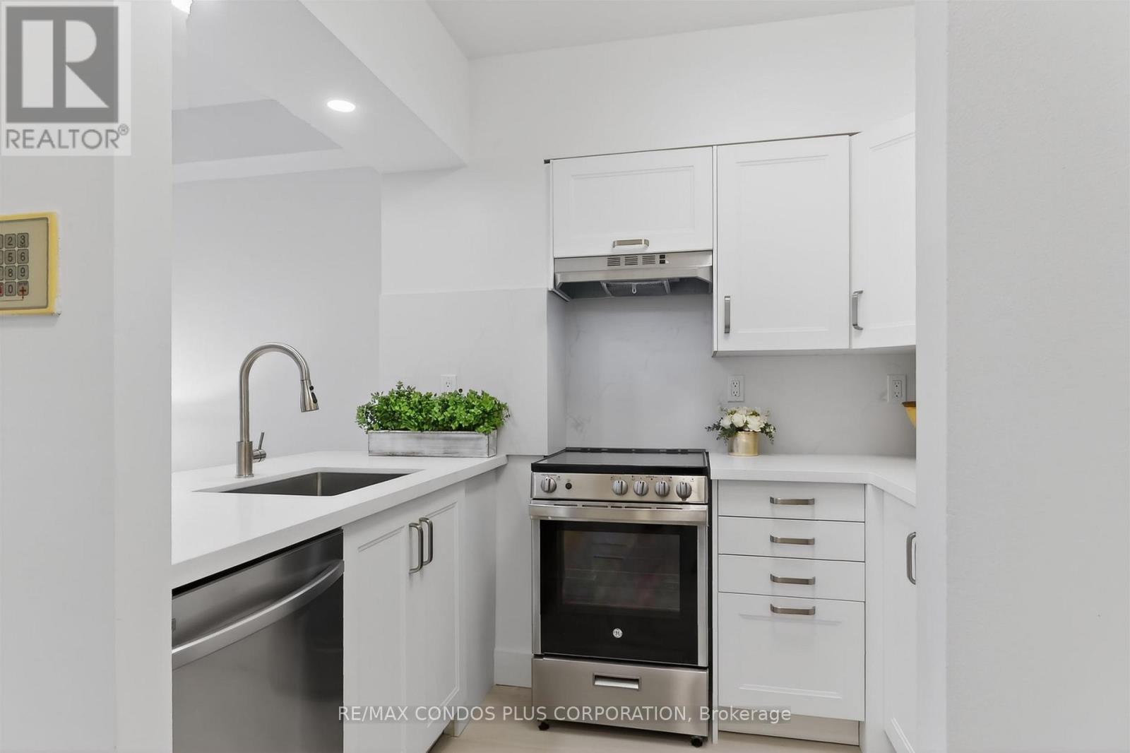 1601 - 736 Bay Street, Toronto, Ontario  M5G 2M4 - Photo 5 - C13084696