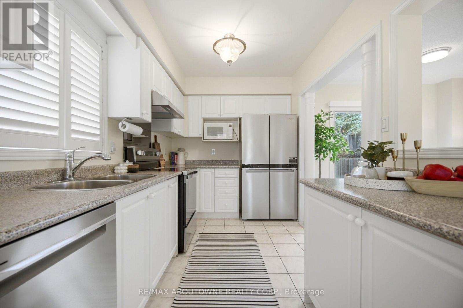 2029 Blue Jay Boulevard, Oakville, Ontario  L6M 3R4 - Photo 11 - W13084694