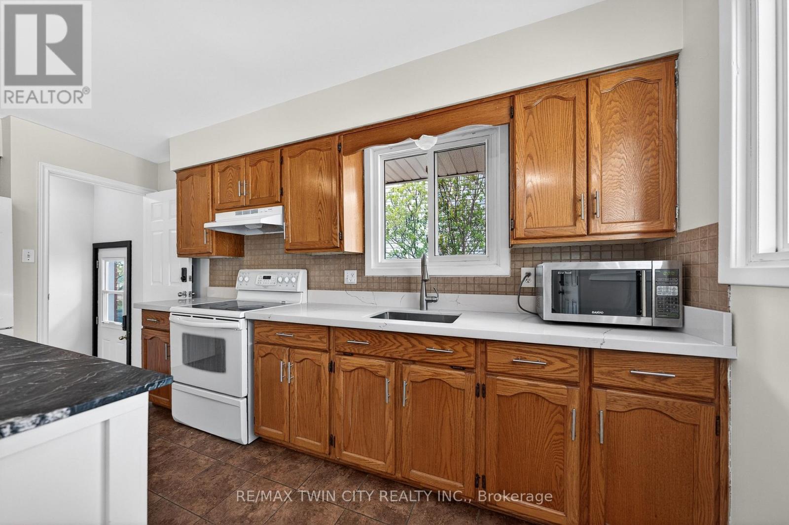 34 Avenue Road, Cambridge, Ontario  N1R 1B7 - Photo 8 - X13084684