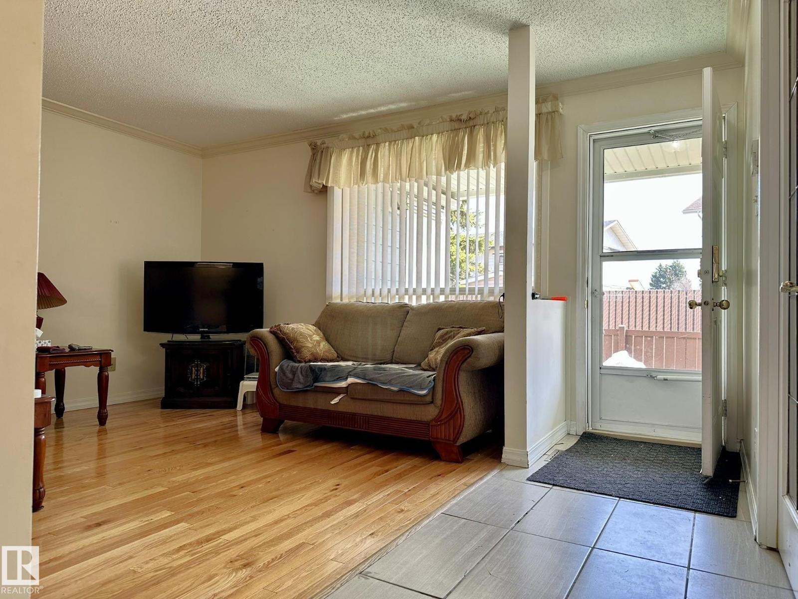 2304 151 Av Nw, Edmonton, Alberta  T5Y 2L1 - Photo 2 - E4485774