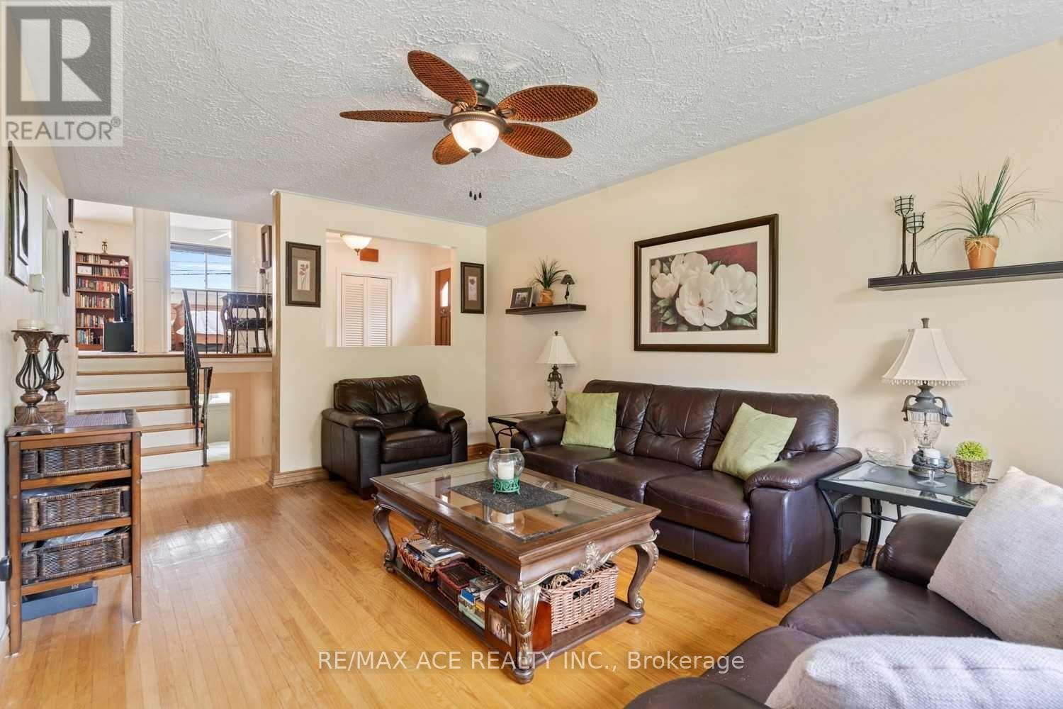 Main - 27 Oakridge Drive, Toronto, Ontario  M1M 2A5 - Photo 3 - E13084874