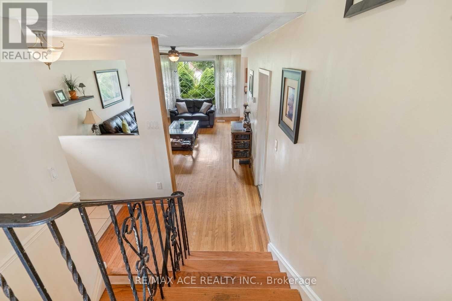 Main - 27 Oakridge Drive, Toronto, Ontario  M1M 2A5 - Photo 4 - E13084874