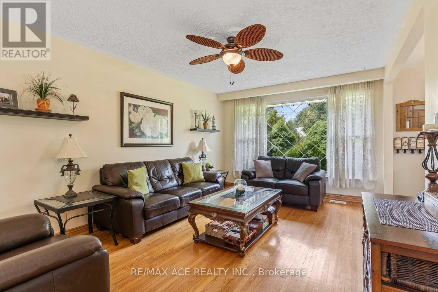 Main - 27 Oakridge Drive, Toronto, Ontario  M1M 2A5 - Photo 5 - E13084874
