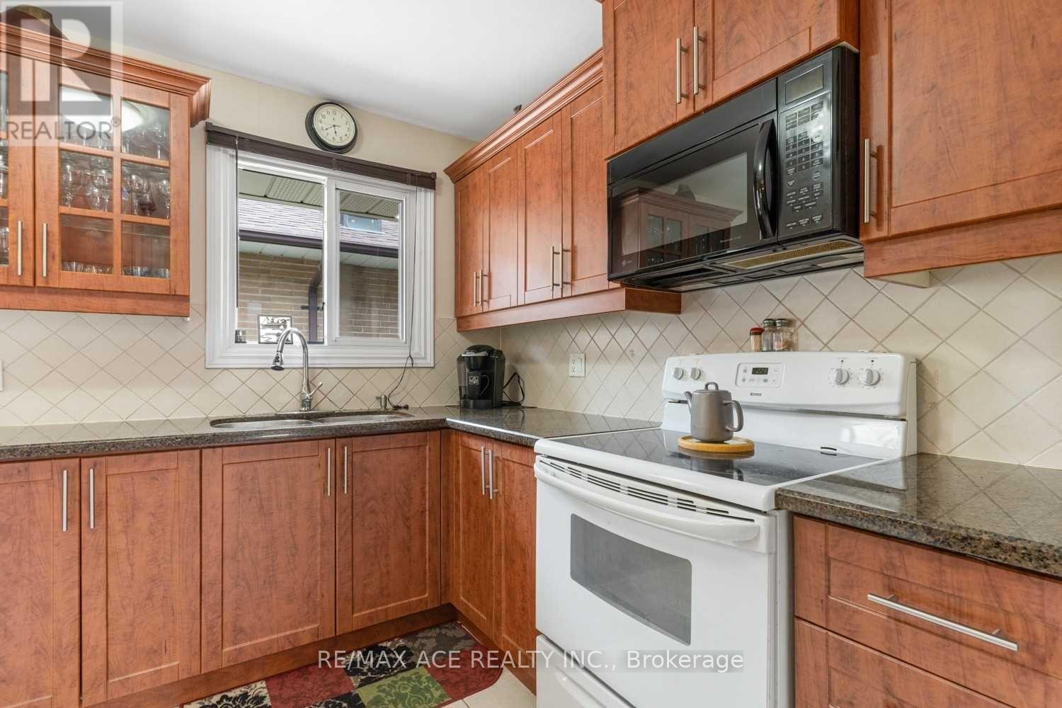 Main - 27 Oakridge Drive, Toronto, Ontario  M1M 2A5 - Photo 7 - E13084874