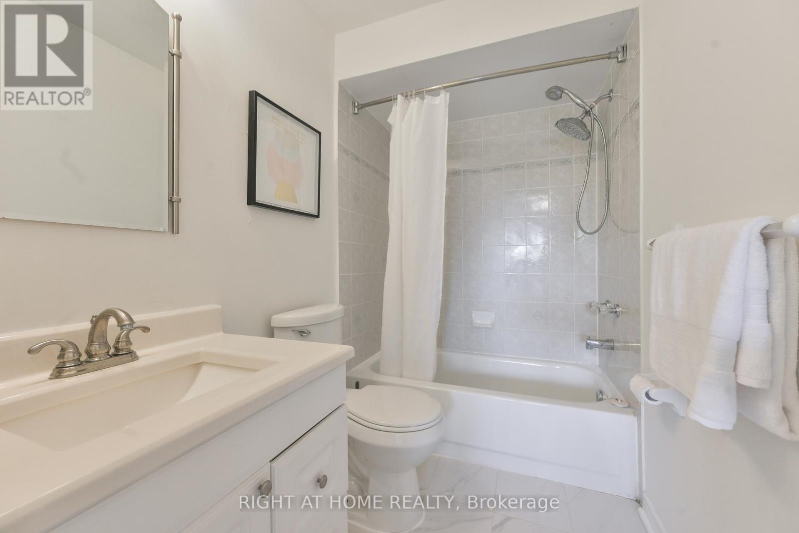 112 Creekwood Crescent, Whitby, Ontario  L1R 2K4 - Photo 12 - E13085146