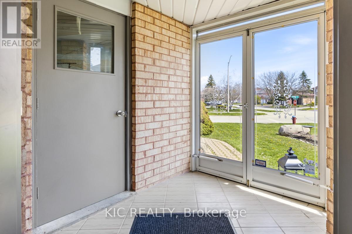 2 Bayel Crescent, Richmond Hill, Ontario  L4S 1C2 - Photo 4 - N13085160