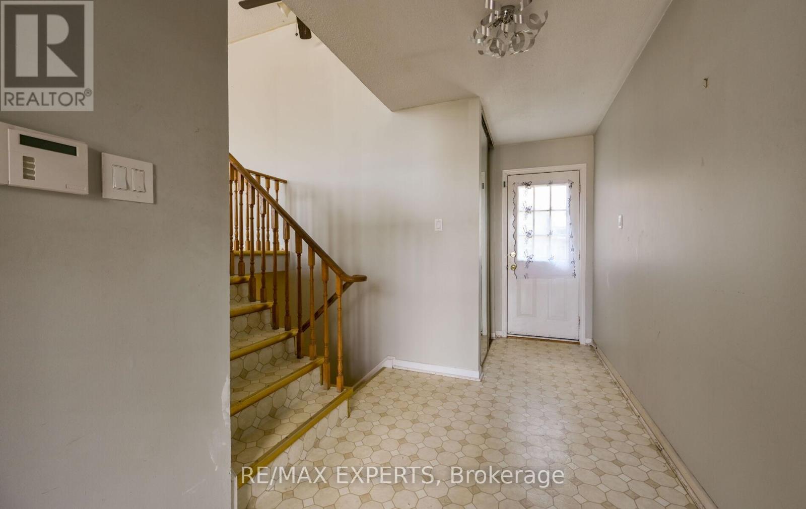 13 Oriole Court, Barrie (Cundles East), Ontario  L4M 5N1 - Photo 4 - S13084798