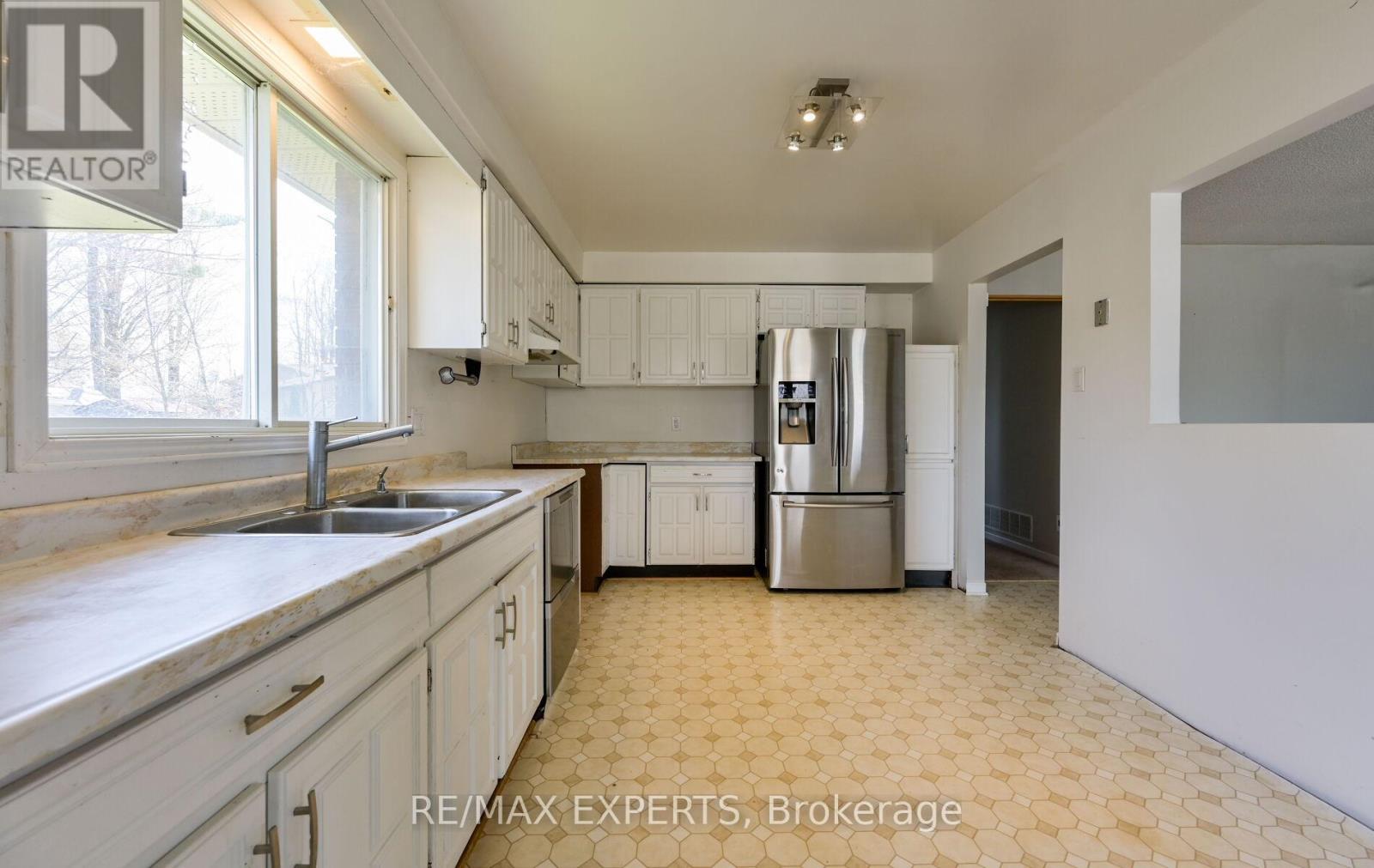 13 Oriole Court, Barrie (Cundles East), Ontario  L4M 5N1 - Photo 9 - S13084798