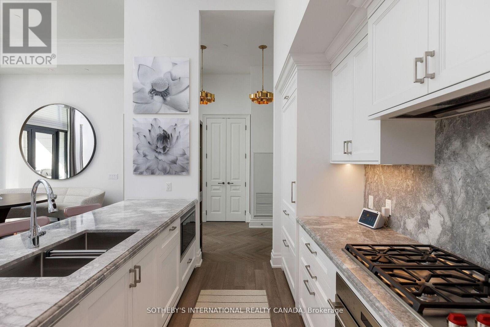 Th 2 - 4 The Kingsway, Toronto, Ontario  M8X 2T1 - Photo 11 - W13084852