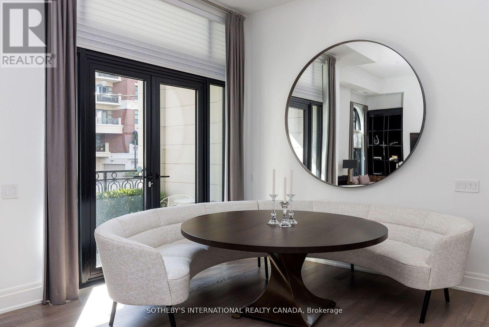 Th 2 - 4 The Kingsway, Toronto, Ontario  M8X 2T1 - Photo 4 - W13084852