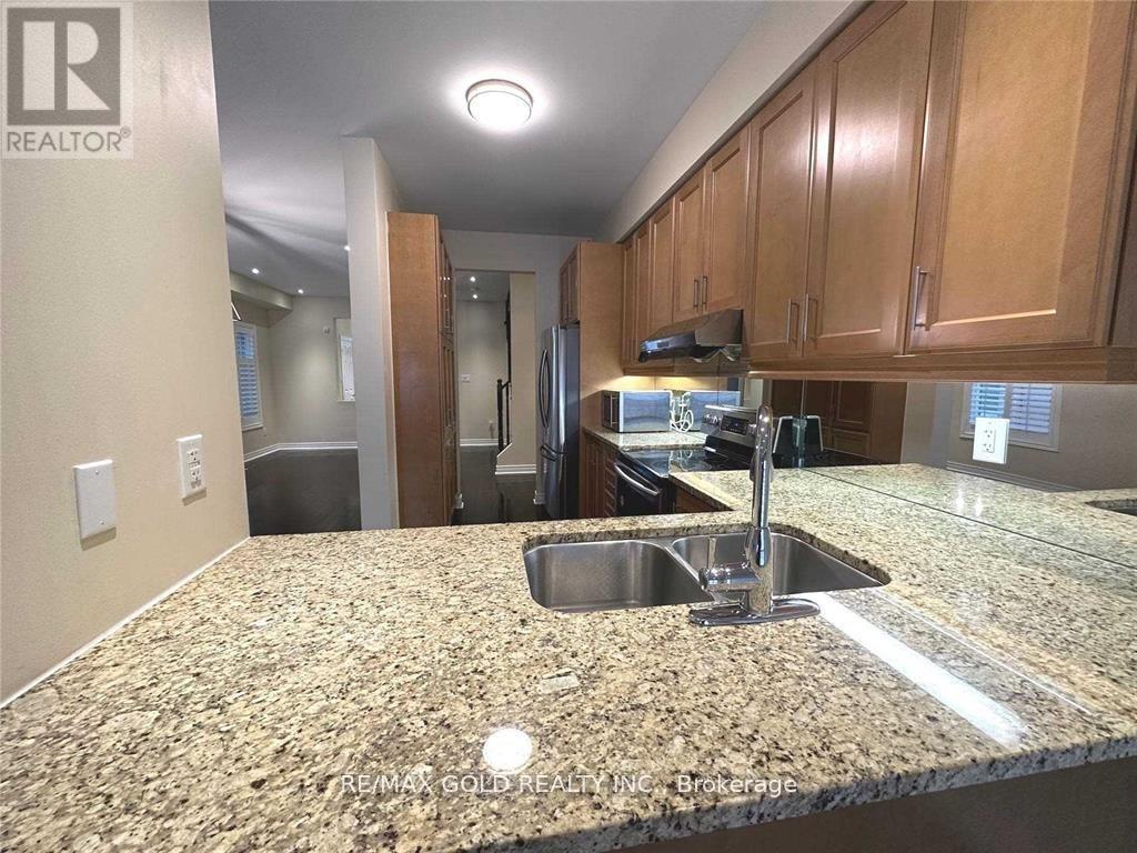 471 Meadowridge Court, Mississauga, Ontario  L5W 0E8 - Photo 18 - W13085114