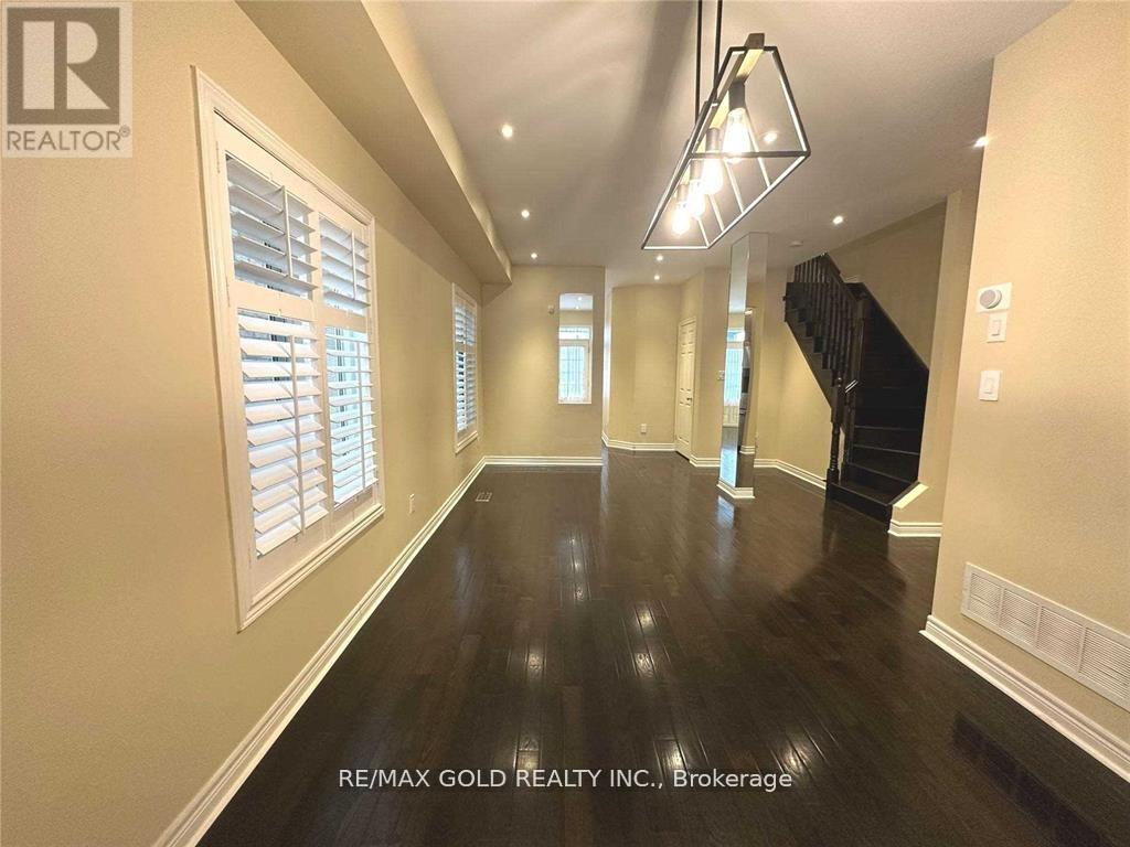 471 Meadowridge Court, Mississauga, Ontario  L5W 0E8 - Photo 3 - W13085114