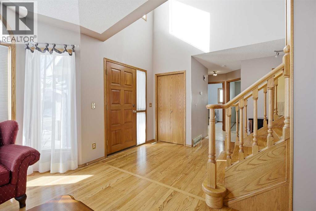 146 Hawkdale Circle NW, Calgary, Alberta  T3G 2W9 - Photo 3 - A2292709