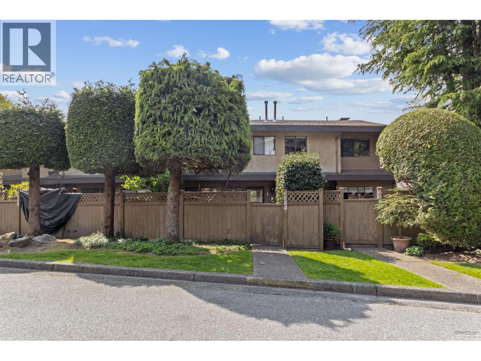 6884 Bromley Court, Burnaby, British Columbia  V5B 4R4 - Photo 4 - R3118915