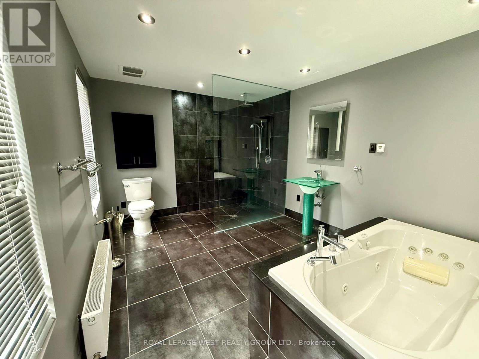 3 - 261 Queen Street W, Toronto, Ontario  M5V 1Z4 - Photo 20 - C13070844
