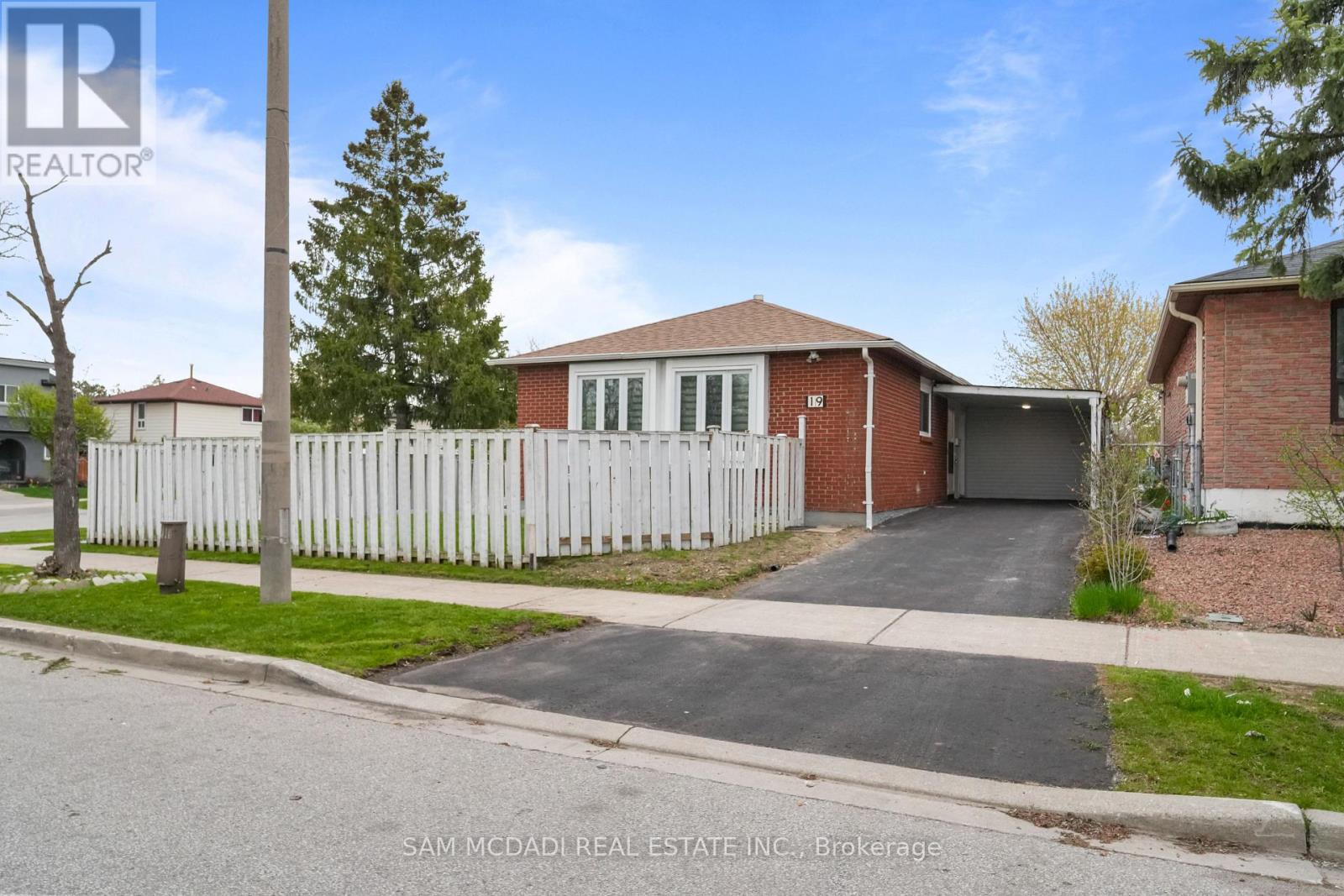 19 SHALOM CRESCENT, Toronto, Ontario