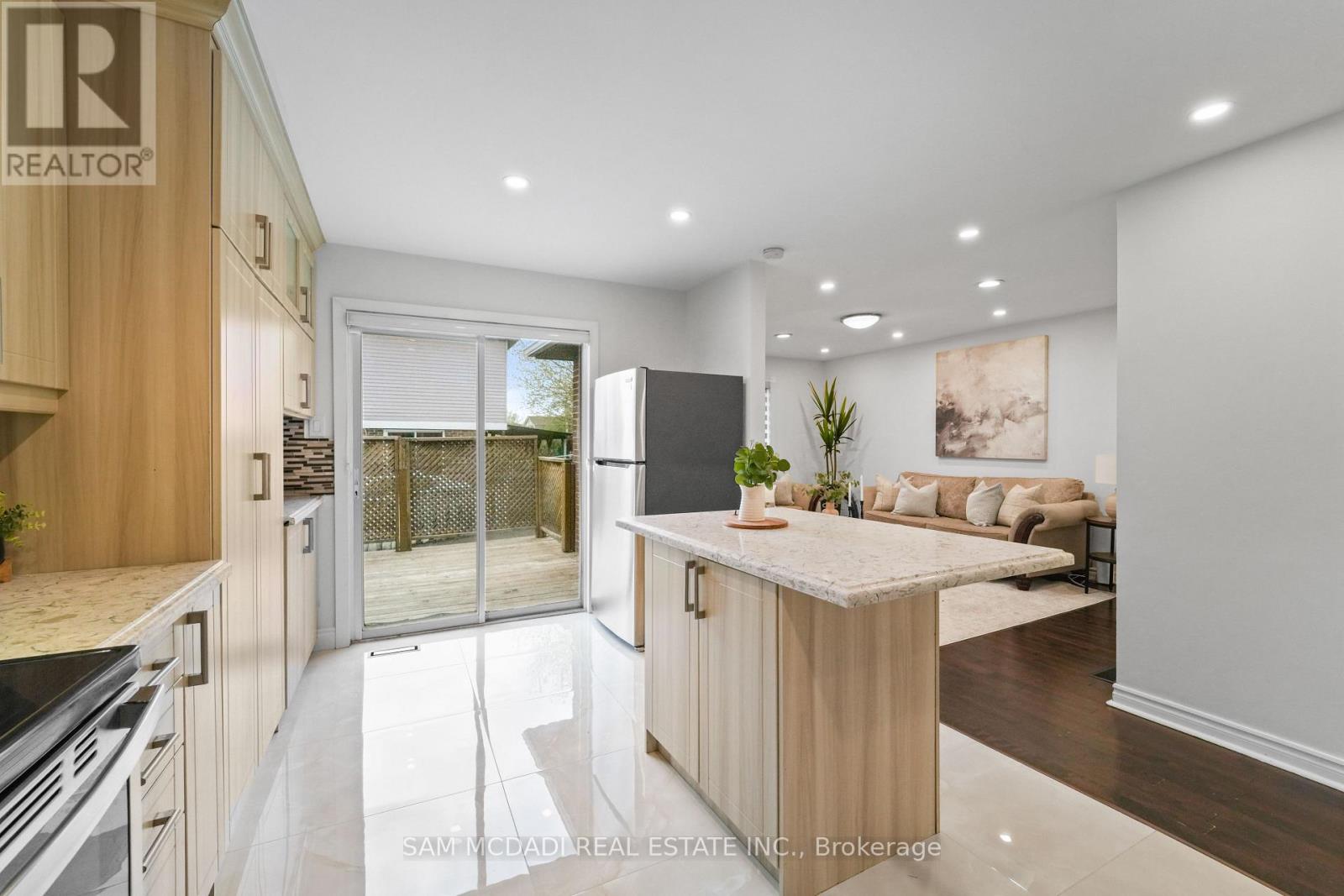 19 Shalom Crescent, Toronto, Ontario  M9V 4J3 - Photo 10 - W13085338